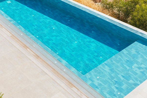 Installation réussie d"une citerne enterrée pour la récupération d"eau de pluie dans votre jardin : le guide ultime avec conseils pratiques.